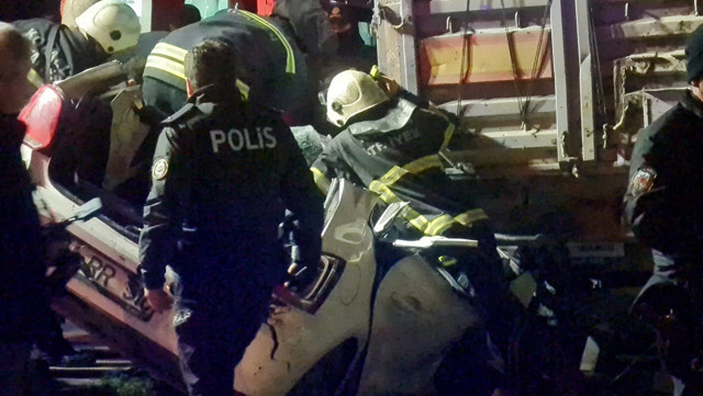 Kocaeli'de otomobil kamyonun altına girdi 3 ölü - Resim: 0