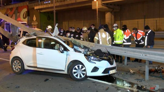 Kadıköy'de bariyer, otomobile ok gibi saplandı: 1 ölü  - Resim: 0
