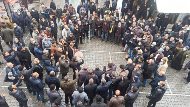 Malatya’da esnaf doların düşüşünü dolar yakarak ve halay çekerek kutladı - Resim: 0