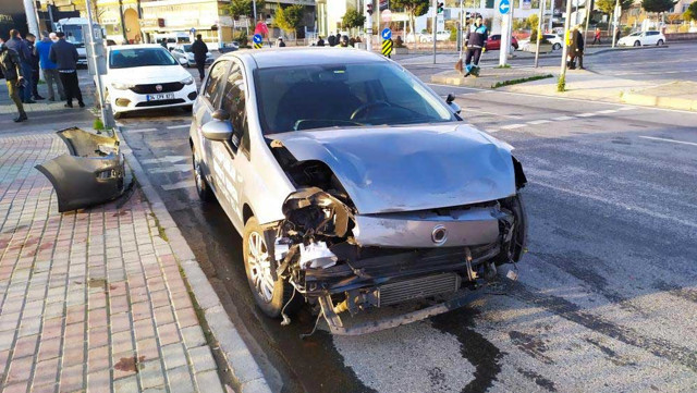 Güngören'de tramvay yolunda iki araç çarpıştı - Resim: 0