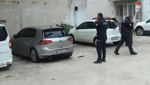 Polisin telefonuyla aracının başına gitti gördüğü manzara karşısına şoke oldu - Resim: 0