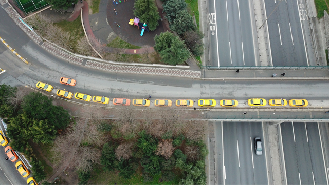 Taksicilerin isyanı! Kuyruk havadan görüntülendi: İşlem 2 dakika ama... - Resim: 0