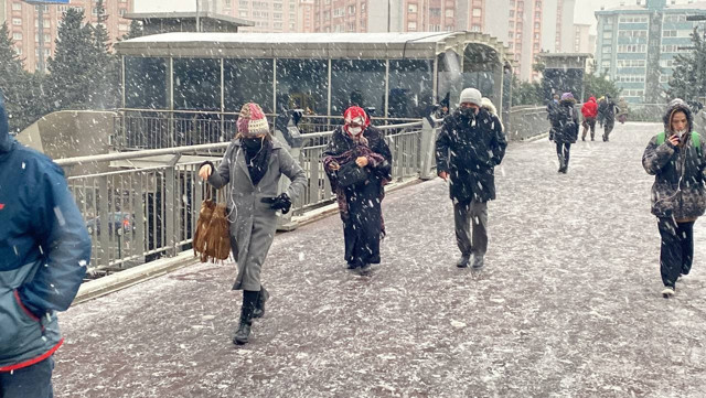 İstanbul'da kar başladı tatille birlikte trafik kilit İşte son durum - Resim: 0