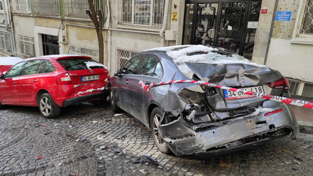 Şişli'de buzlanan yolda kayan itfaiye aracı 7 otomobile çarptı - Resim: 0