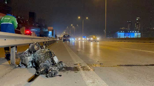 İstanbul Kadıköy E-5 younda feci kaza! Bariyerlere çarptı paramparça oldu - Resim: 0