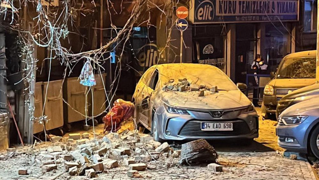 İstanbul'da korku dolu anlar! Tarihi binanın çatısı yoldan geçen otomobilin üzerine düştü - Resim: 1