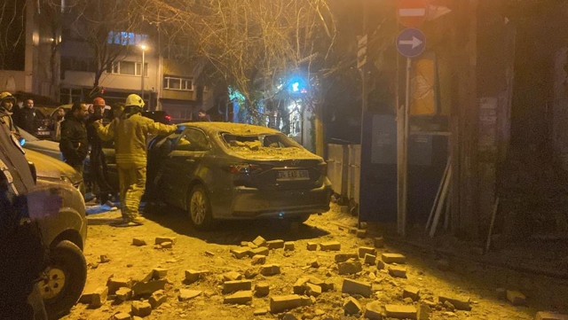 İstanbul'da korku dolu anlar! Tarihi binanın çatısı yoldan geçen otomobilin üzerine düştü - Resim: 0
