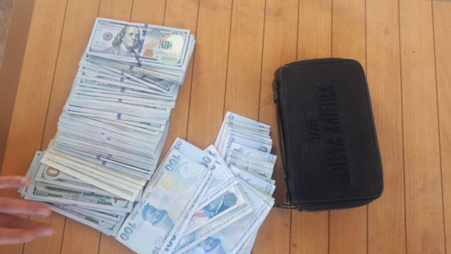 Para dolu çantasını bulan belediye işçisine bakın kaç lira verdi? - Resim: 0