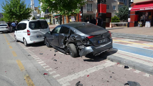 Kadın sürücü şoka girdi tabureye oturup olanı biteni korku dolu gözlerle izledi - Resim: 1