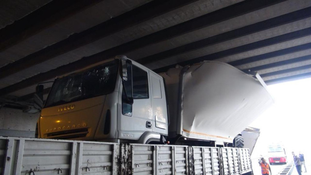 Akıllara durgunluk veren olay! Köprüye sıkıştı trafik felç oldu arkasındakiler de... - Resim: 0