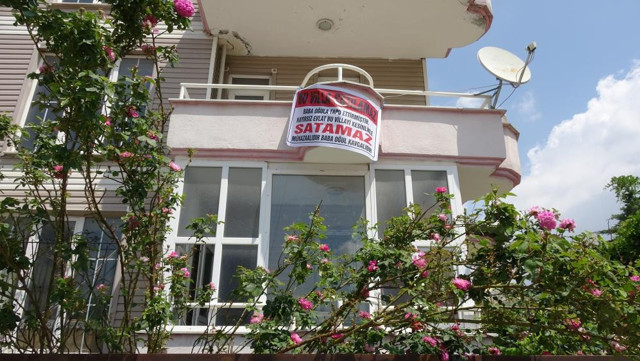 Tokat'ta 3 katlı villaya asılan yazıyı görenler evi almaktan vazgeçiyor - Resim: 1
