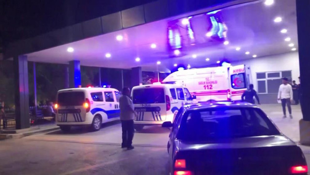 Sağlık ekibine yardım eden polisi bıçaklayıp kaçtı - Resim: 1