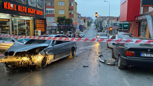 Ümraniye’de çarpışan iki otomobil park halindeki araçlara çarptı, ortalık savaş alanına döndü - Resim: 0