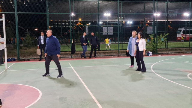 Siyasi gündeme ara verdi! Bakan Çavuşoğlu basın mensuplarıyla voleybol oynadı - Resim: 0