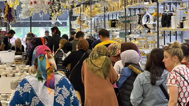 Mağazada yüzde 50 indirimi duyan koştu birbirini ezdi devreye çevik kuvvet girdi - Resim: 1