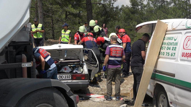 Korkunç kaza! Kopan kaput yolcunun ağzına girdi: Aynı aileden 3 kişi öldü, 2 kişi ağır yaralandı - Resim: 0