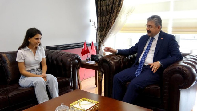 Türkiye'nin yüreğini burkmuştu... Vali Yılmaz, Ayşe'yi makamında ağırladı - Resim: 1