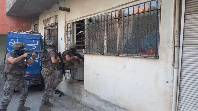 Mersin'de 200 polisin katılımıyla 'Şafak' operasyonu: Gözaltılar var - Resim: 2