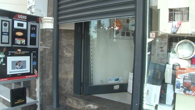 Arsız hırsızlar kendilerini uyaran vatandaşları satırla tehdit etti! Kameralar saniye saniye kaydetti - Resim: 1