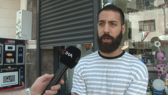 Arsız hırsızlar kendilerini uyaran vatandaşları satırla tehdit etti! Kameralar saniye saniye kaydetti - Resim: 0