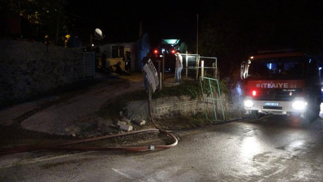 Ahırda çıkan yangın, satışı tamamlanan 10 kurbanlık hayvanı telef etti - Resim: 1