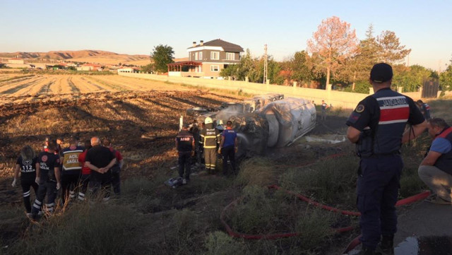 Aksaray’da korkunç kaza: Devrilen tankerin içinde yanarak can verdi - Resim: 1