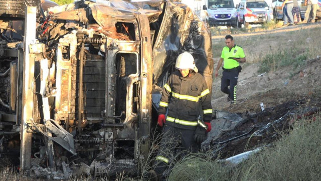 Aksaray’da korkunç kaza: Devrilen tankerin içinde yanarak can verdi - Resim: 2