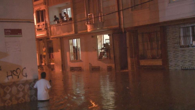 Esenyurt’ta dere taştı, ev ve iş yerlerini su bastı - Resim: 0