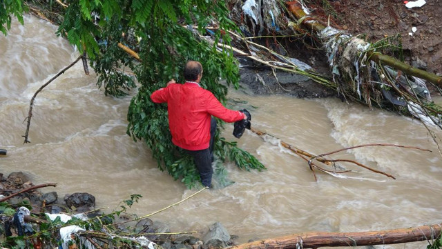 Tüm riskleri göze alan vatandaş karşıya geçti! Heyelana aldırış etmedi - Resim: 0