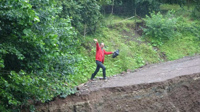 Tüm riskleri göze alan vatandaş karşıya geçti! Heyelana aldırış etmedi - Resim: 1