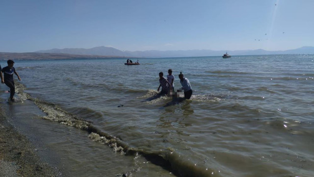 6 çocuk serinlemek için Van Gölü'ne girdi kahreden haber geldi boğulanlar var - Resim: 0