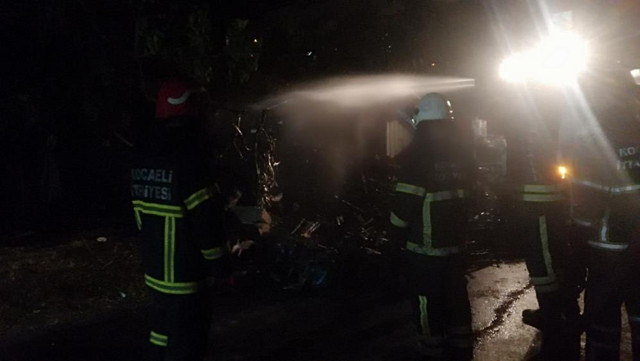 Kocaeli'de çocukların attığı maytaplar barakayı alev alev alev yaktı - Resim: 1