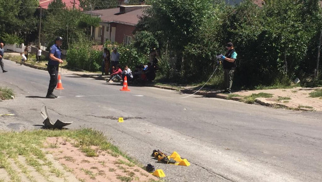 Sivas'ta ağaçtan erik toplayan iki çocuğa araba çarptı biri öldü - Resim: 0