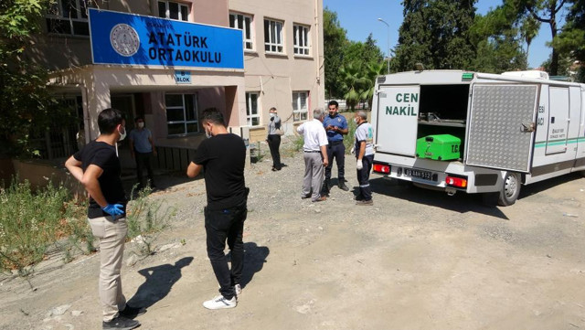 Okula gelen hizmetli kötü kokuları farketti... Korkunç olay! Çürümüş halde bulundu - Resim: 0