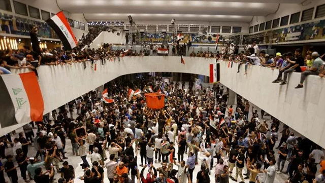 Irak'ta Parlamento baskını! Sadr yanlısı grup Meclis'e girdi - Resim: 6