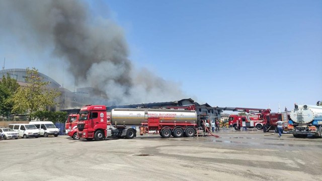 Denizli'de emniyete ait lojistik deposunda çıkan yangın kontrol altında - Resim: 1