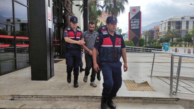 Arkadaşını sopa ve bıçakla öldürdü! Valizle kaçmaya çalışırken yakalandı - Resim: 0