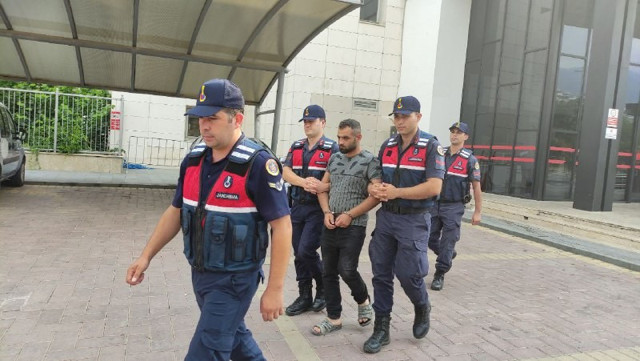Arkadaşını sopa ve bıçakla öldürdü! Valizle kaçmaya çalışırken yakalandı - Resim: 1
