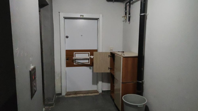 'Evi saatlik fuhşa kiralıyor' suçlaması! Çelik kapıyı söken ev sahibinden şok sözler - Resim: 1