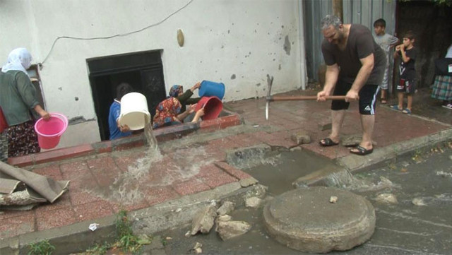 Ekrem İmamooğlu'ndan sağanak yağış açıklaması: Anlık su birikintileri yollarda oluştu - Resim: 1