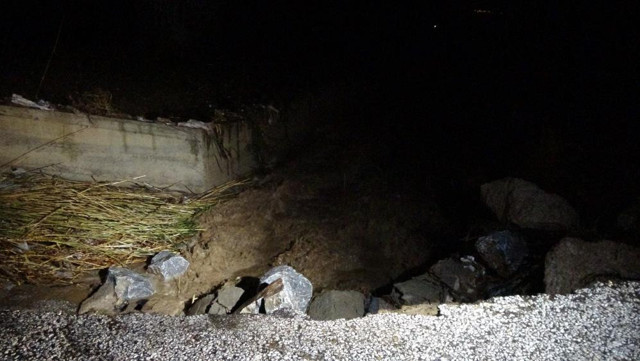 Şiddetli yağış sonrası Çanakkale’de köy yolu göçtü - Resim: 2