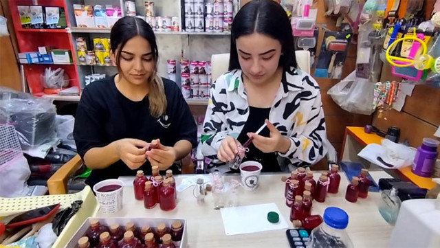 Sivas'ta genç kızın ilginç çalışması! Kiminin gözleri doldu şişelere doldurup dağıttı - Resim: 0