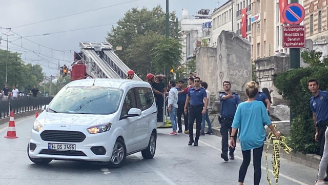Vincin üzerinde intihara kalkıştı! Tramvay seferleri durdu vatandaşlar 'atla atla' diye bağırdı - Resim: 1
