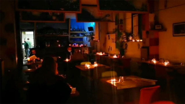 İtalya'da elektrik faturaları yüzde 500 artınca restoran ışıkları kapattı mum yaktı - Resim: 0