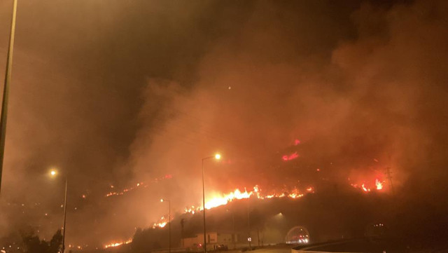 Mersin’deki orman yangını yayılmaya devam ediyor! Alevler D-400 karayoluna ulaştı, yol kapatıldı! - Resim: 2