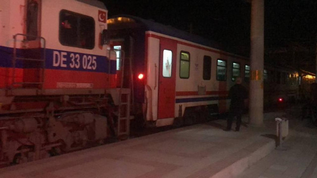 Doğu Ekspresi raydan çıktı! Yolcular otobüslerle taşındı - Resim: 0