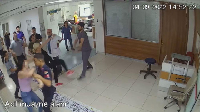 Anne ile kızı serum takmayan doktora böyle saldırdı hastaneyi birbirine kattılar - Resim: 0