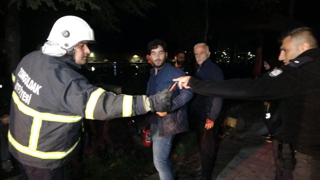 Benzin döküp kendini yakmaya kalktı! İkna çabaları sonuç vermedi, fıskiyeler devreye girdi - Resim: 0