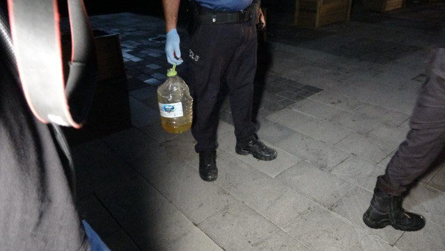 Benzin döküp kendini yakmaya kalktı! İkna çabaları sonuç vermedi, fıskiyeler devreye girdi - Resim: 1