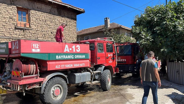 Çanakkale'de köyde çıkan yangında çok sayıda hayvan telef oldu - Resim: 0
